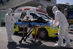 Chuyển bệnh nhân nhiễm COVID-19 tới bệnh viện ở Daegu, Hàn Quốc. (Ảnh: AFP/TTXVN)