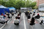 Người dân xếp hàng chờ xét nghiệm COVID-19 tại Seoul, Hàn Quốc ngày 12/5/2020. (Ảnh: Yonhap/TTXVN)