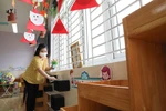 Giáo viên Trường Mầm non Uy Nỗ, huyện Đông Anh dọn dẹp, vệ sinh khử khuẩn toàn trường. (Ảnh: Thanh Tùng/TTXVN)