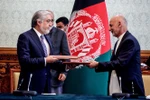 Tổng thống Afghanistan Ashraf Ghani (phải) và ông Abdullah Abdullah tại lễ ký thỏa thuận chia sẻ quyền lực ở Kabul, Afghanistan ngày 17/5/2020. (Ảnh: AFP/ TTXVN)