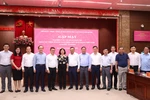 Lãnh đạo thành phố Hà Nội với đại biểu các cơ quan báo chí Trung ương và Hà Nội tại buổi gặp mặt. (Ảnh: Văn Điệp/TTXVN)