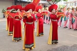 Dâng lễ vật lên các Vua Hùng. (Ảnh: Hoài Thu/TTXVN)