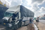 Chiếc xe tải bị hư hỏng nặng sau khi gây ra vụ tai nạn khiến 2 người thương vong. (Ảnh: TTXVN phát)