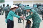 Người dân tặng quà cảm ơn các chiến sỹ trước khi về đơn vị. (Ảnh: TTXVN phát)