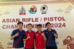 Huấn luyện viên trưởng Park Chung Gun (đeo kính) cùng ba xạ thủ giành huy chương Bạc nội dung súng ngắn bắn nhanh nam tại Giải vô địch súng trường/súng lục châu Á 2024 ở Jakarta, Indonesia hồi tháng 1/2024. (Ảnh: Đỗ Quyên/TTXVN)