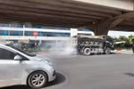 Khí thải từ phương tiện giao thông được cho là nguyên nhân gây bụi mịn PM 2.5. (Ảnh: Hùng Võ/Vietnam+)