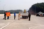 Lực lượng chức năng gỡ bỏ trang thiết bị tại chốt kiểm dịch tại trạm thu phí cao tốc Vân Đồn-Hạ Long. (Ảnh: TTXVN phát)