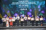 Nhà thơ Hữu Thỉnh (thứ 3 từ phải sang) và các tác giả giành giải A Cuộc vận động sáng tác, quảng bá tác phẩm văn học, nghệ thuật, báo chí về chủ đề “Học tập và làm theo tư tưởng, đạo đức, phong cách Hồ Chí Minh” giai đoạn 2018-2020