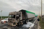 Phần đầu chiếc xe container bị thiêu trụi hoàn toàn. (Ảnh: TTXVN phát)
