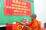 Sư sãi bỏ phiếu tại Phường 6, thành phố Sóc Trăng. (Ảnh: Trung Hiếu/TTXVN)