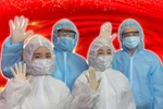 Các nghệ sỹ hát trong MV 'Nước mắt và nụ cười' của Sân khấu Sen Việt thực hiện các quy tắc an toàn trong quá trình ghi hình MV. (Nguồn: thanhnien.vn)