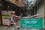 COVID-19: Chốt 'mọc' khắp nơi, phố cổ Hà Nội căng mình chống dịch