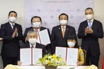 Bà Hồ Thị Nguyên Thảo, Phó Chủ tịch UBND tỉnh Phú Yên, ký biên bản ghi nhớ với ông Honna Hitoshi, Chủ tịch Tập đoàn kiêm Tổng Giám đốc eREX. (Ảnh: Đào Thanh Tùng/TTXVN)