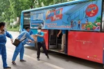 “Xe buýt siêu thị 0 đồng” vận chuyển quà hỗ trợ người lao động khó khăn, bị ảnh hưởng bởi dịch COVID-19 tại Hà Nội. (Ảnh: TTXVN phát)