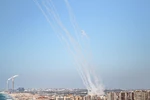 Rocket được phóng từ Dải Gaza xuống lãnh thổ Israel ngày 18/5/2021. (Ảnh: THX/TTXVN)