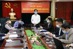 Ông Lương Văn Cầu, Phó Chủ tịch UBND tỉnh, Phó Trưởng ban thường trực Ban Chỉ đạo Phòng, chống dịch COVID-19 tỉnh Hải Dương thông tin công tác phòng, chống dịch tới các cơ quan báo chí tại buổi họp báo. (Ảnh: Mạnh Tú/TTXVN)