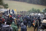 Người di cư tại khu vực Grodno, biên giới Belarus-Ba Lan, ngày 8/11/2021. (Ảnh: AFP/TTXVN)