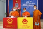 Cử tri là sư sãi và đồng bào Khmer Bạc Liêu bỏ phiếu bầu cử. (Ảnh: Nhật Bình /TTXVN)