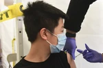 Nhân viên y tế tiêm vaccine phòng COVID-19 cho trẻ em tại Los Angeles, California, Mỹ, ngày 13/5/2021. (Ảnh: AFP/TTXVN)