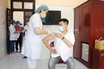 Tiêm vaccine phòng COVID-19 tại điểm tiêm Bệnh viện đa khoa tỉnh Hà Nam. (Ảnh: Nguyễn Chinh/TTXVN)