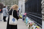 Người dân London đến đặt hoa tưởng niệm Hoàng thân Philip dọc theo cổng của Cung điện Buckingham. (Ảnh: Hải Vân/TTXVN)