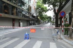 Phong toả tạm thời phố Bùi Thị Xuân, Hà Nội, phục vụ công tác rà soát, kiểm soát dịch COVID-19. (Ảnh: Minh Quyết/TTXVN)