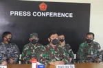 Tư lệnh Quân đội Indonesia, Nguyên soái Hadi Tjahjanto (giữa) phát biểu tại cuộc họp báo ở Denpasar ngày 24/4/2021. (Ảnh: AFP/TTXVN)