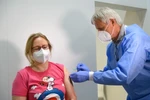 Tiêm vaccine ngừa COVID-19 cho người dân tại Berlin, Đức ngày 27/5/2021. (Ảnh: AFP/TTXVN)