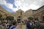 Khách du lịch thăm Nhà thờ Nativity ở Bethlehem, ngày 17/11/2021. (Ảnh: AFP/TTXVN)