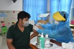 Người dân thị trấn Long Hải, huyện Long Điền được tiêm vaccine phòng COVID-19. (Ảnh: Hoàng Nhị/TTXVN)