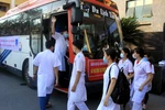 Đoàn cán bộ, sinh viên tình nguyện trường Đại học Y Dược Thái Bình lên đường nhận nhiệm vụ tham gia công tác phòng, chống dịch COVID-19 tại Bắc Giang. (Ảnh: Thế Duyệt/TTXVN)