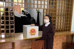 Cử tri là nữ tu Tỉnh dòng Lasan Việt Nam bỏ phiếu qua hòm phiếu lưu động tại phường Bến Nghé, Thành phố Hồ Chí Minh. (Ảnh: TTXVN phát)