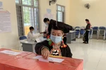 Cử tri dân tộc Si-La tại Điện Biên bỏ phiếu bầu cử. (Ảnh: Xuân Tiến/TTXVN)