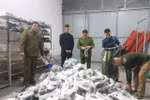 Lực lượng chức năng phát hiện thu giữ các sản phẩm quần áo, giầy dép lậu tại Hải Dương. (Ảnh: TTXVN phát)