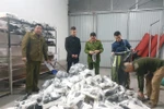 Lực lượng chức năng phát hiện thu giữ các sản phẩm quần áo, giầy dép lậu tại Hải Dương. (Ảnh: TTXVN phát)