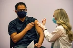 Tiêm vaccine phòng COVID-19 cho người dân tại bệnh viện ở Hartford, Connecticut (Mỹ) ngày 3/3/2021. (Ảnh: AFP/TTXVN)