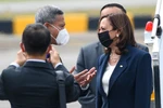 Bộ trưởng Ngoại giao Singapore Vivian Balakrishna (trái) đón Phó Tổng thống Mỹ Kamala Harris (phải) tại sân bay Paya Lebar ngày 22/8/2021. (Ảnh: AFP/TTXVN)