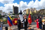Đại sứ Việt Nam tại Venezuela Lê Viết Duyên và Thứ trưởng Ngoại giao Venezuela phụ trách Châu Á, Trung Đông và Châu Đại Dương Capaya Rodriguez tại lễ đặt vòng hoa tưởng niệm Chủ tịch Hồ Chí Minh. (Ảnh: TTXVN phát)