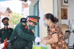 Cán bộ, chiến sỹ Trung đoàn Gia Định và các nhà hảo tâm trao quà cho người dân khó khăn quận 8. (Nguồn: hcmcpv.org.vn)