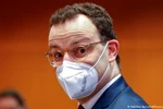 Bộ trưởng Y tế Đức Jens Spahn đeo khẩu trang khi tham dự cuộc họp Nội các hàng tuần ở Berlin. (Nguồn: DW)