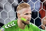 Một cổ động viên Anh đã chiếu tia laser vào mặt Kasper Schmeichel trước quả phạt đền của Anh. (Nguồn:dailymail.co.uk)
