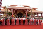 Các đại biểu thực hiện nghi thức cắt băng khánh thành Đền thờ Anh hùng Liệt sỹ Rừng Sác-Cần Giờ. (Ảnh: Xuân Khu/TTXVN)