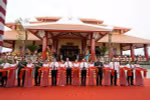 Các đại biểu thực hiện nghi thức cắt băng khánh thành Đền thờ Anh hùng Liệt sỹ Rừng Sác-Cần Giờ. (Ảnh: Xuân Khu/TTXVN)