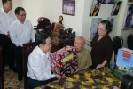 Chủ tịch Quốc hội Trần Thanh Mẫn thăm hỏi, tặng quà cho ông Phan Văn Nguyện, phường An Cư, quận Ninh KIều, thành phố Cần Thơ. (Ảnh: Ngọc Thiện/TTXVN)