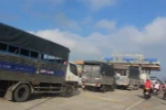 Ùn tắc tại trạm thu phí Sóc Trăng do bị tài xế phản ứng. (Ảnh: Hoài Thu/TTXVN)