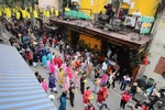 Đoàn rước dâng lễ cửa Đình từ Ngôi nhà di sản (87 Mã Mây) đi qua một số tuyến phố và dâng lễ tại đình Kim Ngân. (Ảnh: Thanh Tùng/TTXVN)