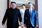 Nhà lãnh đạo Triều Tiên Kim Jong-un (trái) và Tổng thống Hàn Quốc Moon Jae-in (phải). (Nguồn: YONHAP/TTXVN)