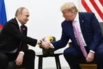 Trong ảnh (tư liệu): Tổng thống Nga Vladimir Putin (trái) và Tổng thống Mỹ Donald Trump (phải) tại cuộc gặp bên lề Hội nghị thượng đỉnh Nhóm các nền kinh tế phát triển và mới nổi hàng đầu thế giới (G20) ở Osaka, Nhật Bản ngày 28/6/2019. (Nguồn: AFP/TTXVN)