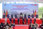 Ngoại trưởng Mỹ Antony Blinken và Bộ trưởng Ngoại giao Bùi Thanh Sơn cùng các đại diện tham dự lễ khởi công. (Ảnh: Minh Sơn/Vietnam+)
