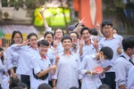 Cuối tháng Năm là dịp rất nhiều trường Trung học Phổ thông tại Hà Nội tổ chức lễ bế giảng, cũng là buổi lễ chia tay những học sinh lớp 12. (Ảnh: Quỳnh Anh/Vietnam+)